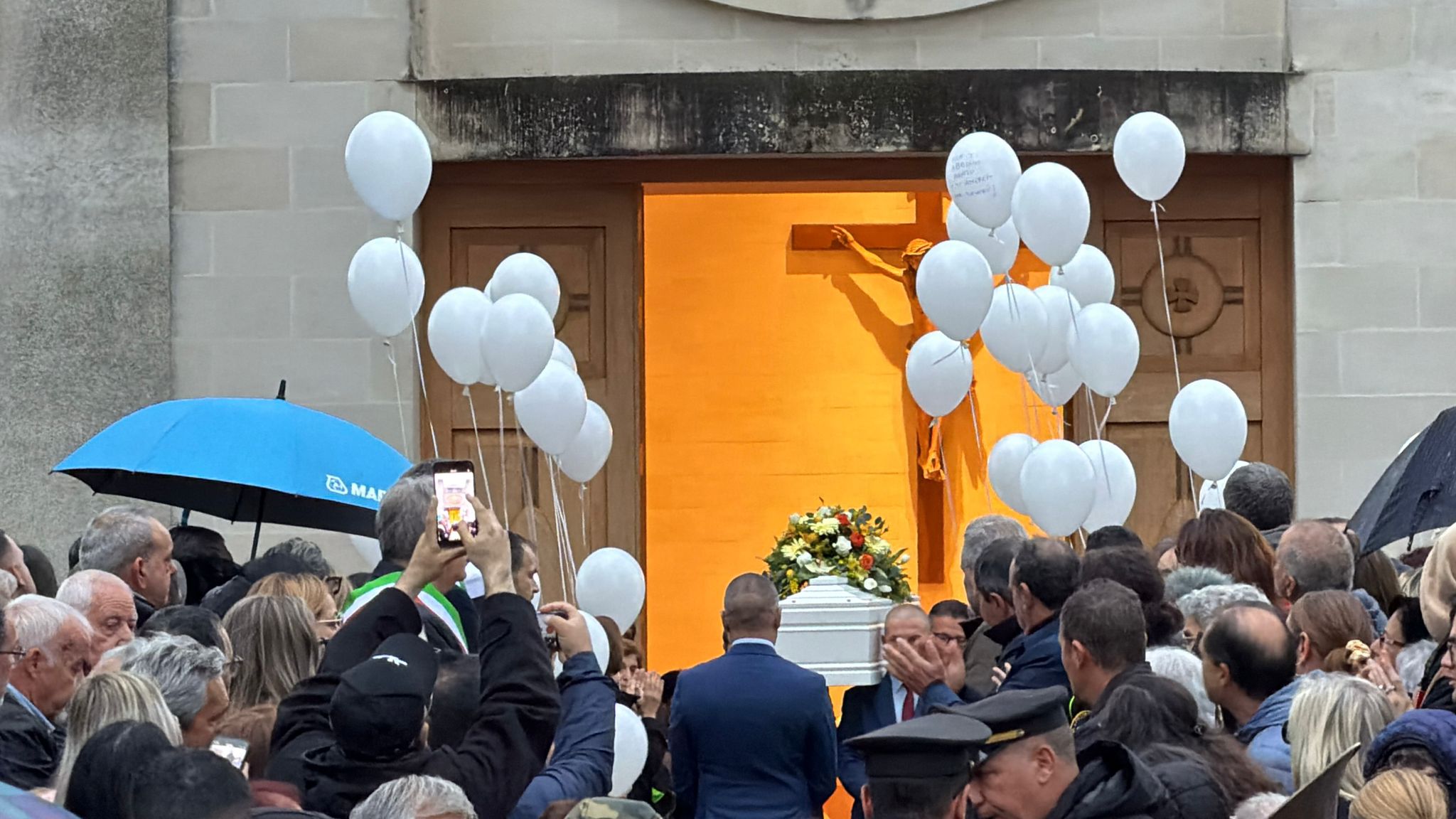 WANDIC Nastro di Raso Bianco con Rosa, 50 Pezzi, Nastri commemorativi in Forever in Our Hearts, per funerali, Eventi, lutto, commemorazione